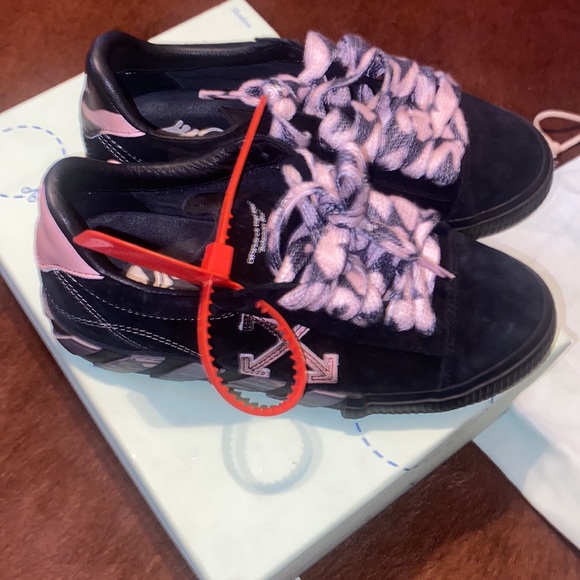 Woman off-white sneaker pink and black only wore once - Picture 5 of 6